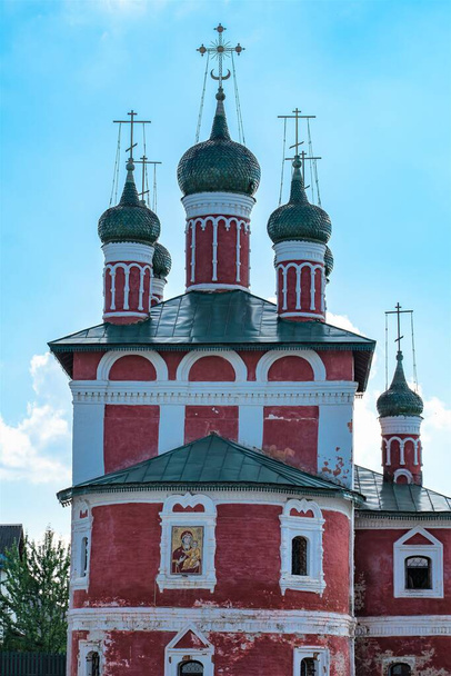 Russia, Uglich, July 2020. View of the Cathedral of Tsarevich Dmitry on the Blood from the side of the round chapel. - Valokuva, kuva