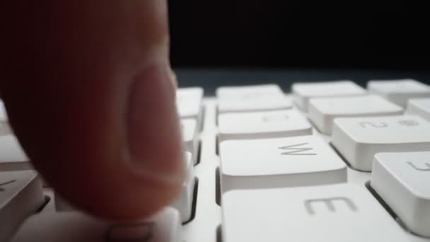 Primer plano lapso de tiempo escribiendo en el teclado con los dedos. Macro suave enfoque dolly tiro - Imágenes, Vídeo