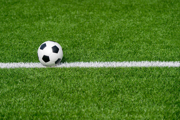 Чорно-білий футбольний м'яч у полі. Командна спортивна концепція. Навчання онлайн тема
. - Фото, зображення