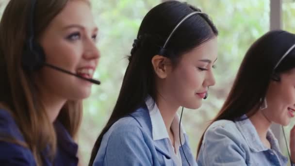 Customer support agent of call center met headset praten met de klant via de telefoon. - Video