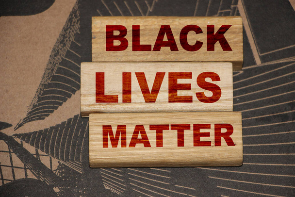 blocos de madeira com palavras vidas pretas matéria, em linhas pretas fundo. Pare de rasismo conceito social. - Foto, Imagem