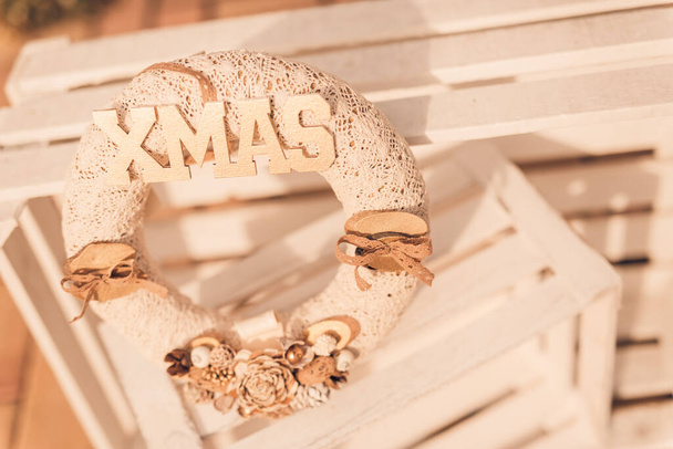 コピースペースと明るい木製の背景にクリスマスリース。クリスマスの花輪クリスマスサイン、インテリア居心地の良い家の装飾 - 写真・画像