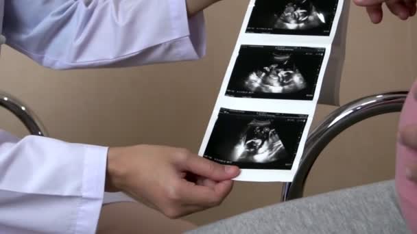 Kobieta w ciąży i lekarz ginekolog w szpitalu - Materiał filmowy, wideo