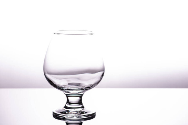 jeden przezroczysty szklany koniak wyizolowany na białym tle  - Zdjęcie, obraz