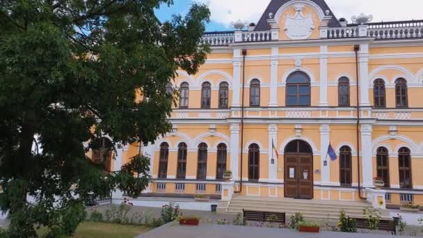 A Manuc Bei kastély, egy építészeti, kulturális és történelmi komplexum múzeum, borászat és egyéb épületek található Hincesti város, Moldova. Manuc Bey palota homlokzata. - Felvétel, videó