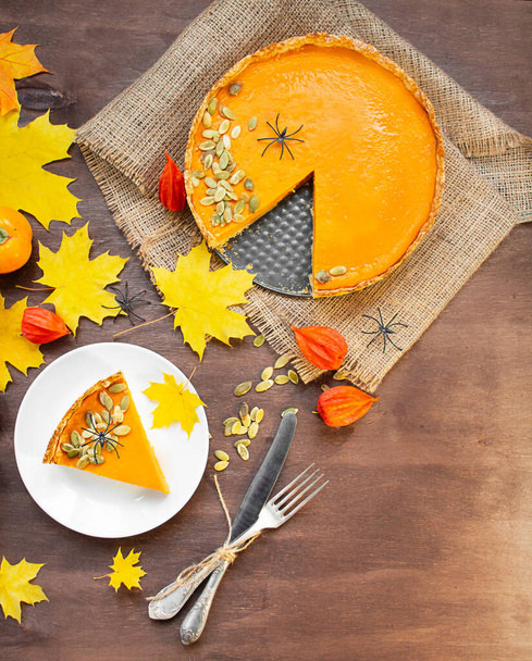 Pastel tradicional de calabaza estadounidense sobre una mesa de madera oscura. Concepto de otoño. - Foto, imagen