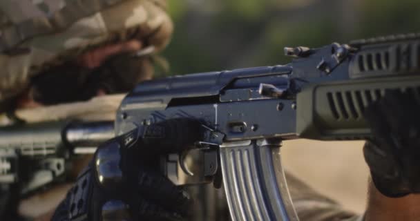 Анонимный военный, нацеленный на винтовку - Кадры, видео