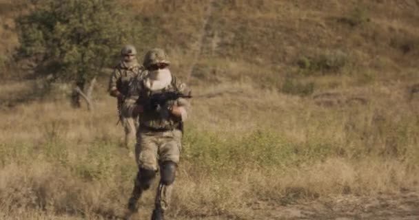 Anonimowy wojskowy wycelowany karabin - Materiał filmowy, wideo