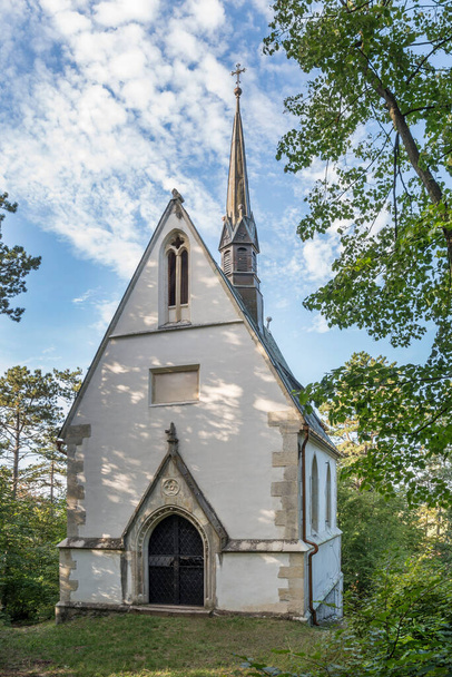 Oude kleine katholieke kapel in het park - Foto, afbeelding