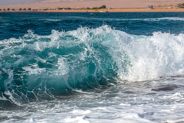 Прекрасные бушующие моря с морской пеной и волнами. Фон бирюзовых волн. - Фото, изображение