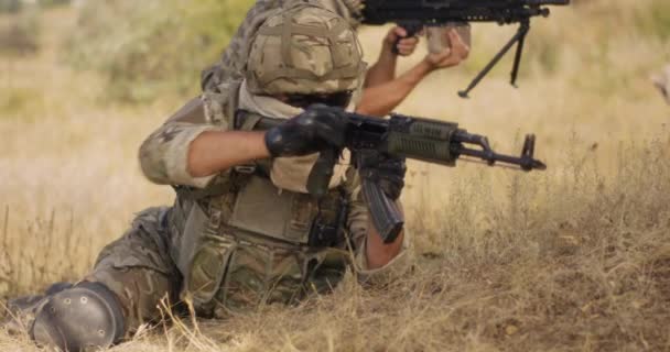 Soldado irreconhecível disparando rifle durante a batalha - Filmagem, Vídeo