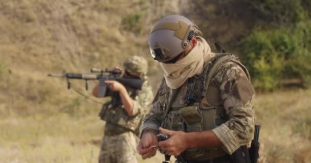 Onherkenbare soldaat herlaadt geweer tijdens de oorlog - Video