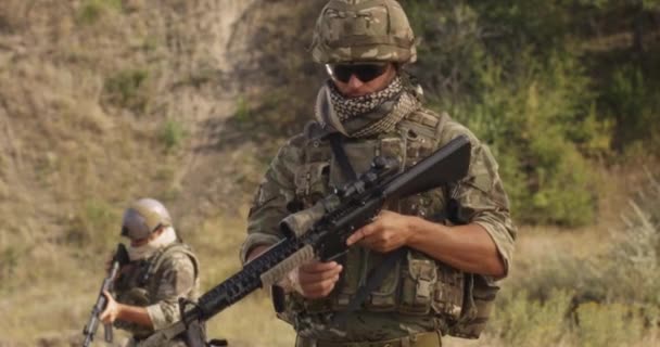 Hombre militar recargando y apuntando rifle - Imágenes, Vídeo