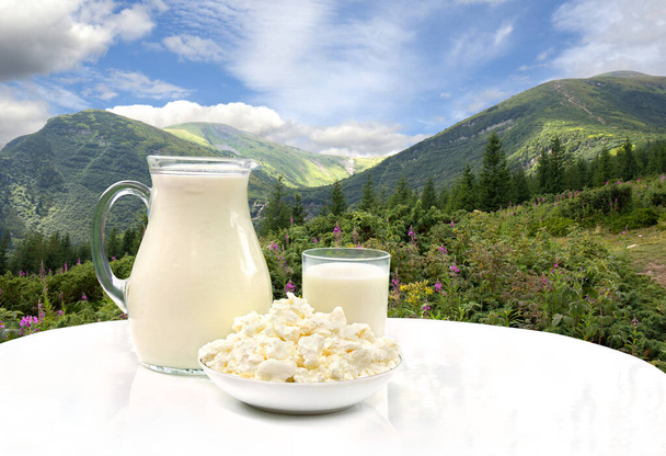 Leite e queijo cottage no fundo de montanhas de paisagem - Foto, Imagem