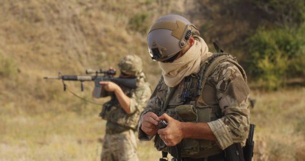 Katonai ember újratöltése és célzás puska - Fotó, kép