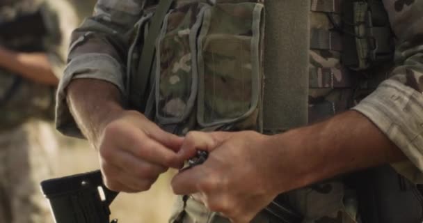 Crop soldaat herladen wapen tijdens de strijd - Video