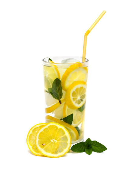 Drink met citroen, ijsblokjes en muntblaadjes op een witte achtergrond - Foto, afbeelding
