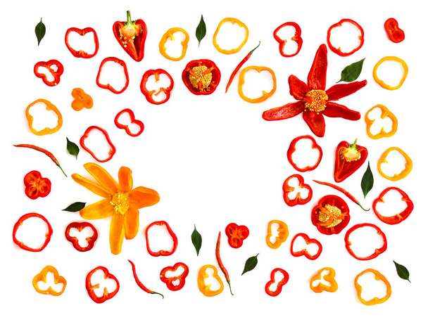 Красный, оранжевый желтый болгарский перец (Capsicum annuum) и красный перец чили (Capsicum fffenens) с зелеными листьями на белом фоне. Вид сверху, плоский - Фото, изображение