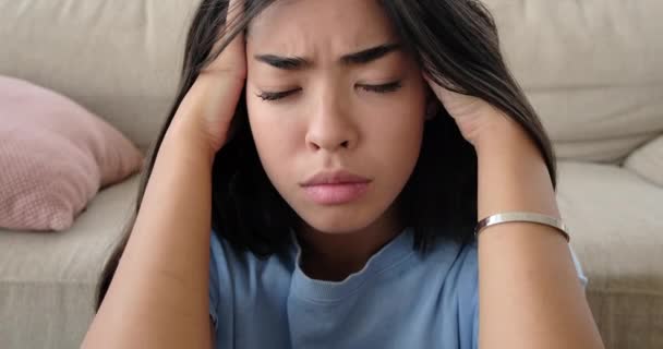 Smutna kobieta cierpiąca na depresję - Materiał filmowy, wideo