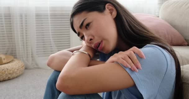 Mujer desconsolada llorando en casa - Imágenes, Vídeo