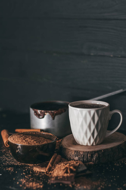 Tazza di cioccolata calda su sfondo scuro - Foto, immagini