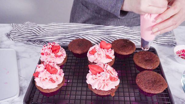 Schritt für Schritt. Piping italienischen Buttercreme Zuckerguss auf rotem Samt Cupcakes. - Foto, Bild