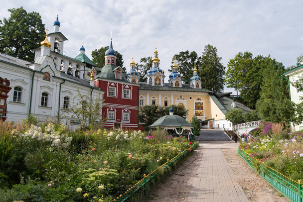 Piazza Uspenskaya con sagrestia, campanile, cattedrale Uspensky (Assunzione) nel Monastero di Santa Dormizione Pskov-Grotte. Pechory, Russia - Foto, immagini