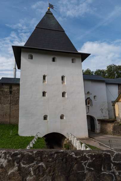 Torre das treliças mais baixas com muralha de fortaleza de Dormição Sagrada Mosteiro de Pskovo-Pechersky. Pechory, Rússia - Foto, Imagem