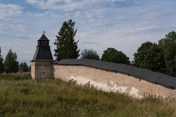 Aankondigingstoren met vestingmuur van het klooster Pskovo-Pechersky. Pechory, Rusland - Foto, afbeelding