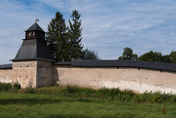 Tour d'Annonciation avec mur de forteresse du monastère Sainte Dormition Pskovo-Pechersky. Pechory, Russie - Photo, image