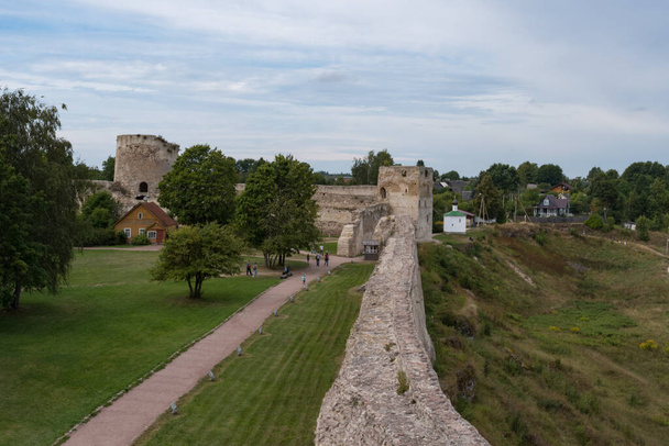 Talavskaya tower and Vyshka Tower with wall in medieval Izborsk fortress. Izborsk, Pskov region, Russia. - Zdjęcie, obraz