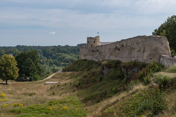 Muralla medieval de la fortaleza de Izborsk y torre Lukovka. Izborsk, Región de Pskov, Rusia. - Foto, imagen