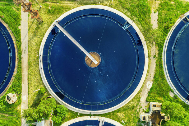 Αεροφωτογραφία της μονάδας επεξεργασίας λυμάτων. Επεξεργασία νερού σε στρογγυλές πισίνες - Φωτογραφία, εικόνα