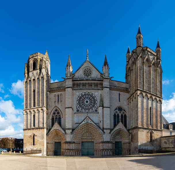 Une image de la façade de la cathédrale Saint-Pierre (Poitiers). - Photo, image
