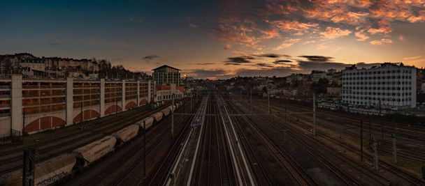 Une image panoramique du coucher de soleil sur la gare de Poitier. - Photo, image