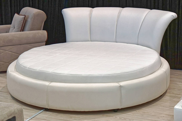 Moderna cama redonda de cuero blanco en el dormitorio - Foto, imagen