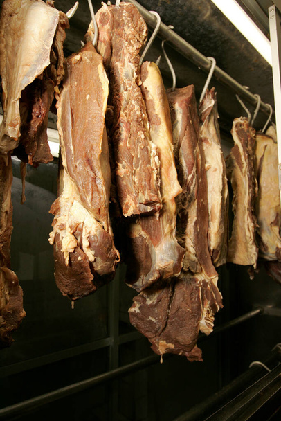 itamaraju, bahia / brazilština - 18. listopad 2010: solené hovězí maso je k prodeji na veletrhu ve městě Itamaraju. - Fotografie, Obrázek