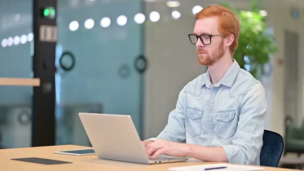 Vrolijke zakenman met laptop glimlachend naar de camera op kantoor  - Video