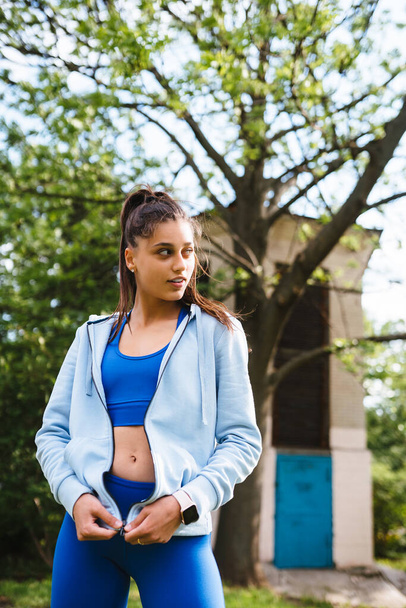 Fitness junge Frau posiert vor der Kamera im Park - Foto, Bild