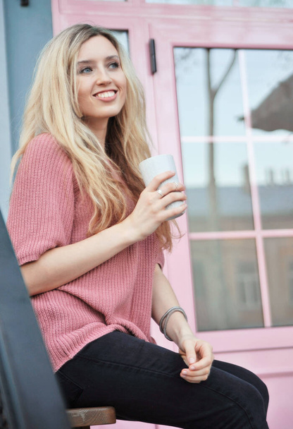 Gyönyörű nő egy csésze forró itallal a szabadban. Őszi koncepció. - Fotó, kép