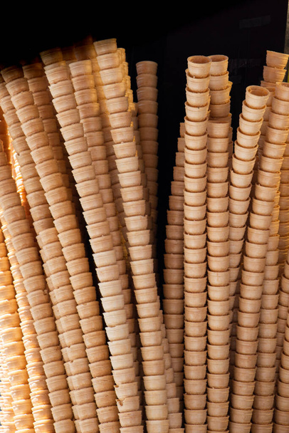 Порожні вафельні конуси морозива на вигляд
 - Фото, зображення
