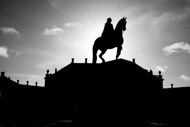 Άγαλμα ιππικού του βασιλιά Fredrick V στη μέση της πλατείας Amalenborg στην Κοπεγχάγη - Φωτογραφία, εικόνα