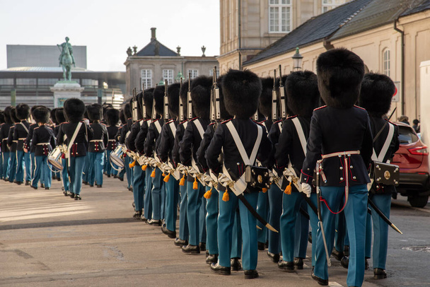 Guarda Real de Copenhague marchando para o Palácio Amalienborg - Foto, Imagem