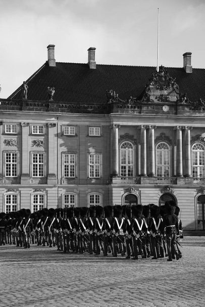 Kopenhagen Royal Life Guards marcheren naar Amalienborg Palace - Foto, afbeelding