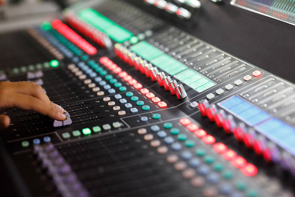 Digitale sound mixing console met de hand op faders. Selectieve focus. - Foto, afbeelding