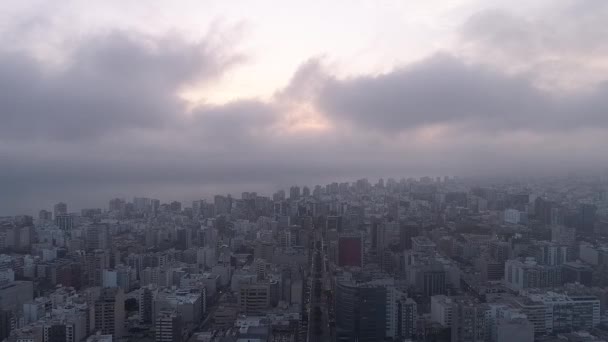 Vídeo aéreo de Lima durante una puesta de sol nublada - Metraje, vídeo