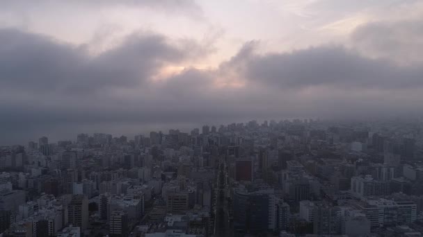Vídeo aéreo de Lima durante una puesta de sol nublada - Imágenes, Vídeo