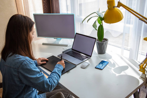 donna che lavora su computer portatile a casa ufficio con tablet grafico. telelavoro. a distanza - Foto, immagini