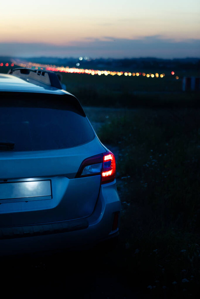 Auto Rückleuchten in der Nacht. Stadtbeleuchtung im Hintergrund. Kopierraum - Foto, Bild