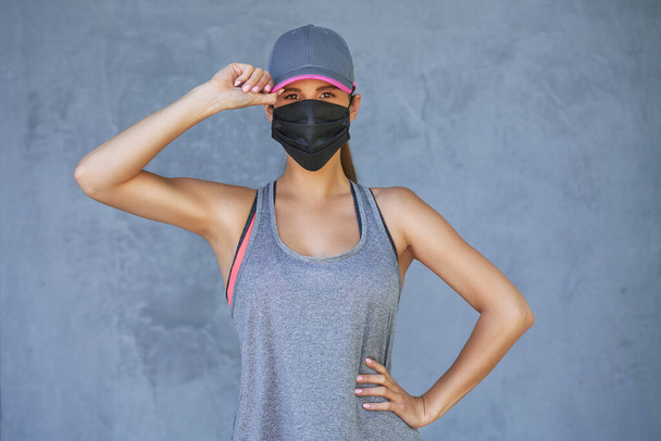 Naisjuoksija, joka käyttää suojaavaa naamiota sepelvaltimoviruksen pandemian aikana - Valokuva, kuva